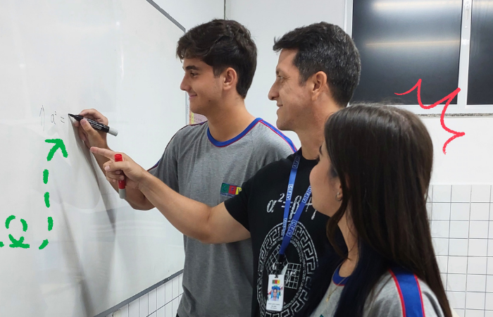 Alunos do Ensino Médio do Colégio Fernandes Vidal em atividade